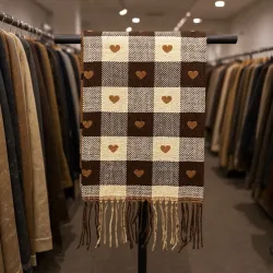 Szalik w brązowe serca