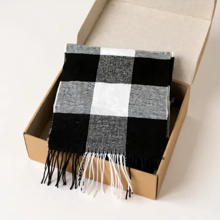 Szalik w czarno białą kratę