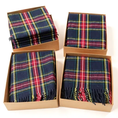 Szalik w granatowo - czerwoną kratę